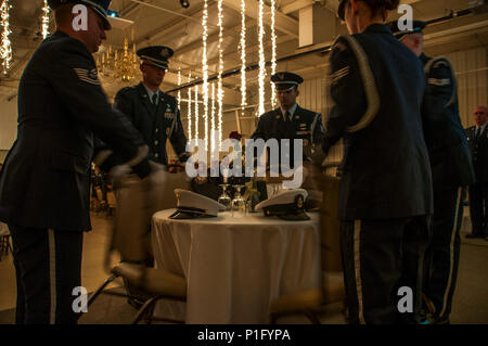 179Th Airlift Wing Base Guardia d'onore team esegue una speciale POW/mia tabella omaggio come membri della 179th Airlift Wing e duecentesimo rosso squadrone di cavalli si radunano in Mansfield, Ohio, in onore di questo decennio i candidati per Airman dell'anno, il 22 ottobre, 2016. Ogni anno gli avieri in sospeso vengono scelti per rappresentare la migliore delle categorie separate da classificare come società funzionario di grado (CGO), Senior Noncommissioned Officer (SNCO), Sottufficiale (NCO) e Airman dell'anno. Un riconoscimento speciale è dato in onore di un elemento di protezione dell'anno e primo sergente dell'anno nonché l'ambita Minuteman Awar Foto Stock