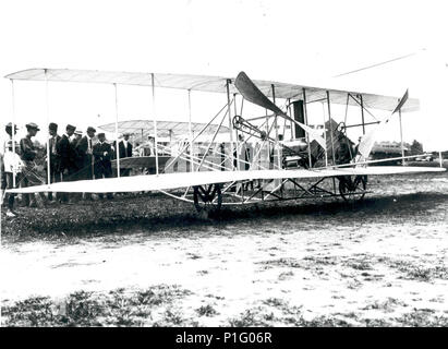 Il Wright Flyer dimostrazioni a Fort Myer, Virginia il 3 settembre 1908. Nel gennaio 1908 i fratelli Wright ha presentato un'offerta per gli Stati Uniti Dipartimento di guerra per la progettazione di un piano per $25.000. Questa offerta è venuto come una risposta ad un reparto di guerra richiesta emessa un mese prima per un 'più pesanti dell'aria macchina volante.' dal 3 settembre 1908 al 17 settembre 1908, Orville effettuato voli di prova per l'esercito. Il 17 settembre un gruppo propulsore ha causato il piano di crash, ferendo Orville e uccidendo i suoi passeggeri, il Tenente Thomas Selfridge. Nonostante il crash dell'esercito ritiene che il piano di Wright wou Foto Stock