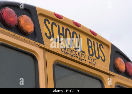 Bossier City, La., U.S.A - gen. 16, 2017: una scuola bus è parcheggiata in un cortile della scuola. Un primo piano mostra i lampeggiatori posteriori e le parole, 'scuola bus.' Foto Stock