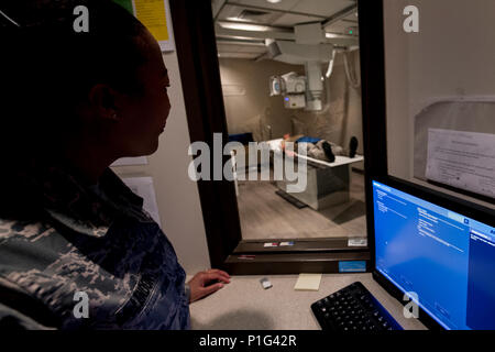 Master Sgt. Tracey McLendon, 23d supporto medico di volo squadrone chief di imaging diagnostico, esegue un X-ray su Senior Airman Jeffrey Nelligan, 355a supporto medico diagnostico squadrone di immaginare il tecnologo, Ott. 24, 2016 a Moody Air Force Base, Ga. Le nuove tecnologie hanno consentito per Moody's a raggi X per essere elaborati e visto più rapidamente. (U.S. Air Force foto di Airman 1. Classe Daniel Snider) Foto Stock