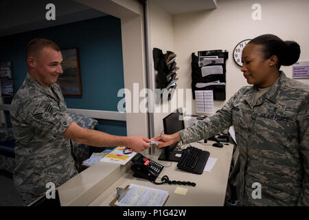 Master Sgt. Tracey McLendon, 23d supporto medico di volo squadrone chief di imaging diagnostico, riceve una tessera di identificazione da Senior Airman Jeffrey Nelligan, 355a supporto medico diagnostico squadrone di immaginare il tecnologo, Ott. 24, 2016 a Moody Air Force Base, Ga. Il 23d MDSS Immagini diagnostiche radiologiche specialisti utilizzano una tecnologia sofisticata per catturare le immagini del corpo umano per assistere i medici nella diagnosi dei pazienti in modo rapido e preciso. (U.S. Air Force foto di Airman 1. Classe Daniel Snider) Foto Stock