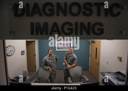 Master Sgt. Tracey McLendon, 23d supporto medico di volo squadrone chief di imaging diagnostico e il Senior Airman Jeffrey Nelligan, 355a supporto medico diagnostico squadrone di immaginare il tecnologo, posano per una foto presso la reception della sezione di radiologia, Ott. 24, 2016 a Moody Air Force Base, Ga. Senza la sezione di radiologia, la tempestività di diagnosi potrebbe rallentare drasticamente e pazienti sarebbe costretta a trovare una clinica o in un ospedale per le loro immagini. (U.S. Air Force foto di Airman 1. Classe Daniel Snider) Foto Stock