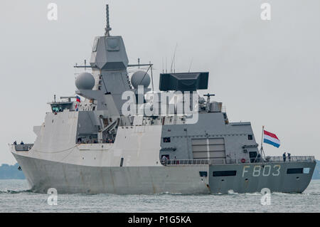 La marina olandese (Koninklijke Marine) frigate HNLMS Tromp (F803) uscire Portsmouth, Regno Unito il 11 giugno 2018. Foto Stock