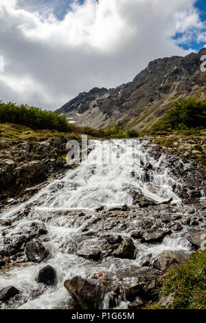 Un ruscello stretto scende sulle pendici della montagna vicino alla Laguna de los Témpanos, Ushuaia. E' una delle vedute mozzafiato quando si fa un'escursione in questa laguna. Foto Stock