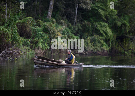 Pescatore in piroga sulla El Dorado River, Superiore Amazzonia, Loreto, Perù Foto Stock