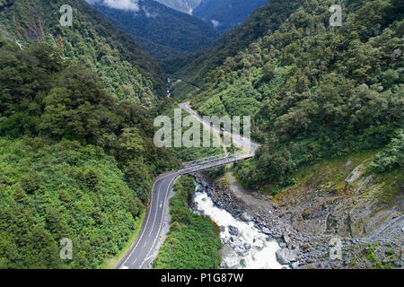 Porte di Haast, Haast Pass, Mt Aspiring National Park, West Coast, South Island, in Nuova Zelanda - antenna fuco Foto Stock