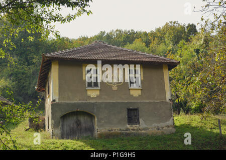 Xix secolo vecchia casa in legno fatto di argilla piastrelle, mattoni e fango. Ultimo proprietario morì nel 1953. In mezzo alla foresta, con nessun proprietario. Foto Stock