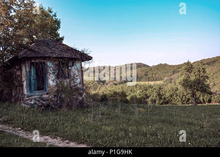 Xix secolo vecchia casa in legno fatto di argilla piastrelle, mattoni e fango. Ultimo proprietario morì nel 1953. In mezzo alla foresta, con nessun proprietario. Foto Stock