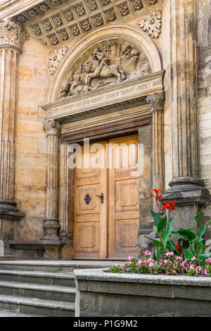 Ingresso laterale alla Basilica di st. George a Praga Foto Stock