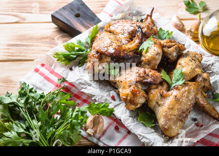 Alette di pollo fritte di barbecue sul tavolo di legno. Foto Stock