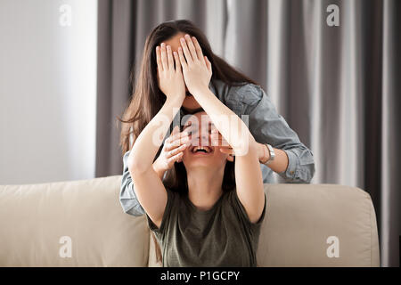 Due amiche stanno giocando a nascondino Foto Stock