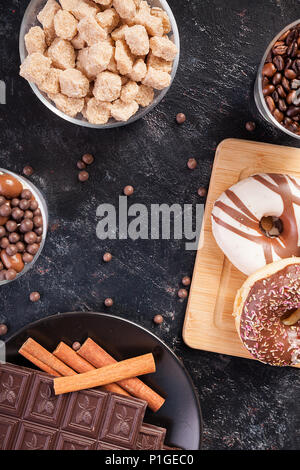 Caramelle di zucchero di canna, ciambelle e caffè Foto Stock