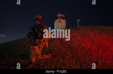 Stati Uniti Esercito forze speciali degli Stati Uniti e Air Force forze per le operazioni speciali di personale da 3 Forze Speciali gruppo tirare la protezione durante il movimento tattico mentre assaltando un obiettivo durante le operazioni a Naval Station Pascagoula, Miss., durante lo sciopero del Sud 17, 26 ottobre, 2016. SSTK 17 è una forza totale, multi-service training esercizio ospitato dal Mississippi Air National Guard la Combat Readiness Training Center di Gulfport, Miss., da ott. 24 attraverso nov. 4, 2016. L'esercizio enfatizza la aria-aria, aria-terra e forze per le operazioni speciali opportunità di formazione. Questi eventi sono integrati Foto Stock