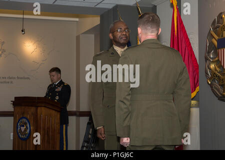 Stati Uniti Marine Corps Lt. Gen. Ronald L. Bailey, vice comandante dei piani, politiche e operazioni, centro e Lt. Col. Michael A. Brooks Jr., assistente esecutivo del direttore per le operazioni del personale misto, destra, stand ad attenzione durante una cerimonia di promozione al Pentagono a Washington D.C., il 7 ottobre 2016. Brooks è stato promosso dal grado di tenente colonnello al colonnello. (U.S. Marine Corps photo by Lance Cpl. Kayla V. Staten) Foto Stock