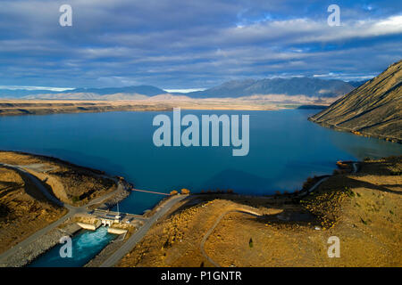 Il lago di Ohau, e l'uscita di Ohau Canal, vicino a Twizel, Mackenzie Country, Canterbury, South Island, in Nuova Zelanda - antenna fuco Foto Stock