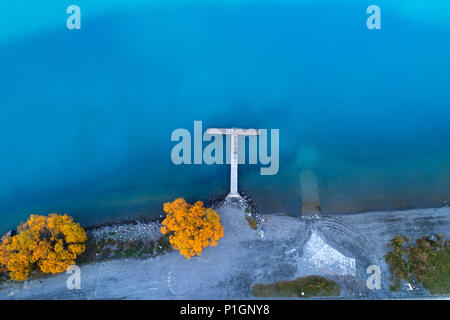 Jetty e gli alberi di salice, Lago di Ohau, vicino a Twizel, Mackenzie Country, Canterbury, South Island, in Nuova Zelanda - antenna fuco Foto Stock