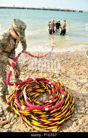 161027-N-O477-057 Naval Station Rota, Spagna (ott. 27, 2016) Petty Officer 1. Classe Craig Claudio assegnato alla costruzione subacquea Team (UCT) 1 bobine del subacqueo come ombelicale subacquei uscire dall'acqua dopo una superficie di alimentazione di operazioni di immersioni presso la stazione navale di Rota, Ottobre 27, 2016. UCT 1 sta attualmente testando leggero e veloce modi per implementare la Fly Away Dive sistema; in preparazione per la variazione continua la missione esige. (U.S. Navy foto di Sottufficiali di prima classe Michael C. Barton/ rilasciato) Foto Stock