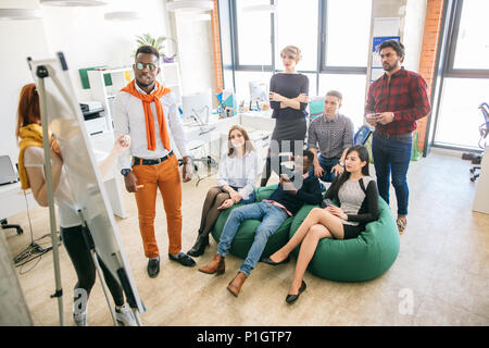 Diversi partecipanti di auto-perfezionamento seminario Foto Stock