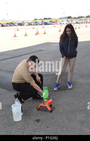 161101-N-ND850-353 SAN ANTONIO (nov. 1, 2016) Petty Officer 1. Classe Ian MacKay, da Bridgman, Mich, un campo nucleare assegnato coordinatore marina al reclutamento di quartiere San Antonio, si prepara per una bottiglia di acqua il lancio del razzo durante quella ispanica Camera di Commercio CORE4 stelo Expo che si terrà presso il Freeman Expo Hall. MacKay è un 2005 laureato di Bridgman High School. L'expo, costituito un giorno femmina e maschio di giorno, leader in primo piano dall'energia, scienza, computer e industrie aerospaziali e presentata agli studenti l opportunità di incontrare con alto profilo per i rappresentanti di Fortune Foto Stock