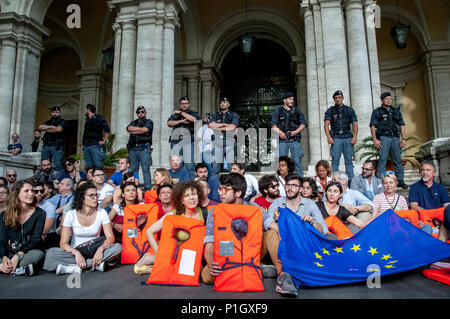 Roma, Italia. 11 Giugno, 2018. Dimostrazione di fronte al ministero dei trasporti in Roma con la password #portiaperti contro la decisione del ministro degli interni di Salvini a chiudere i porti italiani - in violazione delle leggi del mare, del diritto internazionale e dell'umanità - negando la banchina alla nave acquario con 629 persone salvate nel Mediterraneo sabato Credito: Patrizia Cortellessa/Pacific Press/Alamy Live News Foto Stock