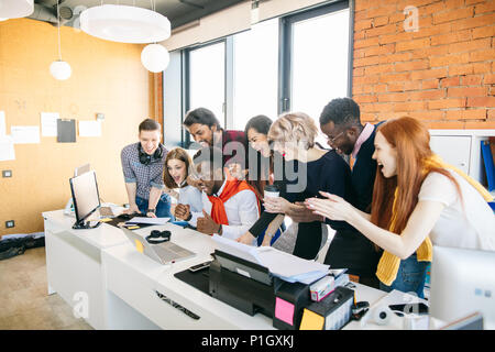 Gli amanti dello sport sono a guardare championat sul calcio Foto Stock