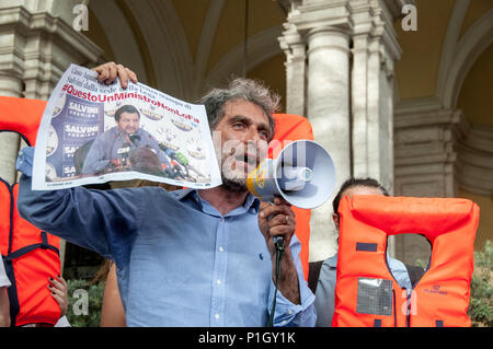 Roma, Italia. 11 Giugno, 2018. Dimostrazione di fronte al ministero dei trasporti in Roma con la password #portiaperti contro la decisione del ministro degli interni di Salvini a chiudere i porti italiani - in violazione delle leggi del mare, del diritto internazionale e dell'umanità - negando la banchina alla nave acquario con 629 persone salvate nel Mediterraneo sabato Credito: Patrizia Cortellessa/Pacific Press/Alamy Live News Foto Stock