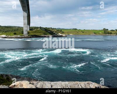 Acqua blu stretto e del moto vorticoso delle correnti sotto il ponte Saltstraumen. Il Saltstraumen Maelstro, Bodo, la Norvegia è uno dei più forti nel mondo Foto Stock