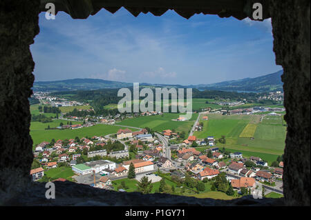 Gruyere valle opinioni dal castello dei bastioni. Panorama dell'antenna, villaggio, i terreni agricoli e il Lago di Gruyère in distanza. Foto Stock