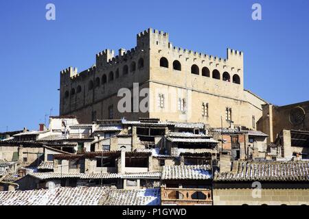 Spagna - Aragona - Matarraña (distretto) - TERUEL. Valderrobres; Castillo de Heredia (medievale) e Iglesia en lo alto. Foto Stock