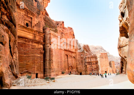 Il Siq esterno tombe realizzato scavando un fori nelle rocce durante l'impero romano periodo. Petra- Nabataeans città capitale, Giordania. Foto Stock