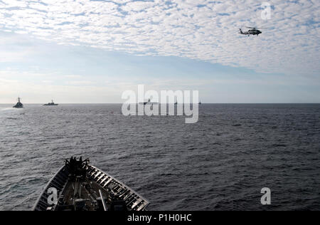 161029-N-FT178-037 OCEANO PACIFICO (ott. 29, 2016) marinai uomo le piccole imbarcazioni azione team a bordo della Ticonderoga-class guidato-missili cruiser USS Lake Champlain (CG 57) durante una dimostrazione di forza della formazione di transito evoluzione. Lake Champlain è attualmente in corso con Carrier Strike gruppo una conduzione di training composito dell'Unità Esercizio in preparazione per una futura installazione. (U.S. Navy foto di Sottufficiali di 2a classe di Nathan K. Serpico/ rilasciato) Foto Stock