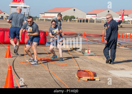 Maxwell AFB, Ala. - Il colonnello Donald Lewis, Commander, 42d Missione Gruppo di assistenza e il Colonnello Beatrice Dolihite, Commander, 42d Medical Group, partecipare a fuoco Muster concorrenza durante il giorno wingman. (US Air Force foto di Trey Ward/rilasciato) Foto Stock