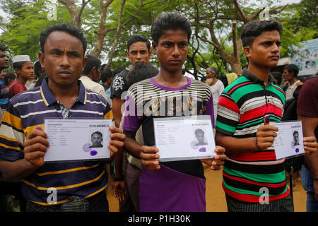 I rifugiati Rohingya tenere biometrici schede di registrazione Kutupalong Refugee Camp a Ukhia In Cox bazar, Bangladesh Foto Stock