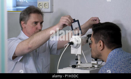 Senior all'ottico optometrista vista facendo il test per il paziente Foto Stock