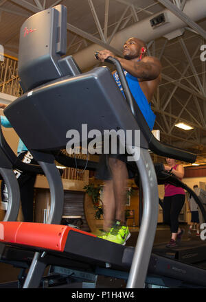 Tech Sgt. Jason Haden, aria di istruzione e di formazione di NCO del comando nella carica di istruttore e assegnazioni di supporto, passeggiate sul tapis roulant alla massima inclinazione a Rambler Centro Fitness su base comune San Antonio-Randolph ott. 24, 2016. Haden sollevato pesi 6 volte a settimana seguiti da un'ora e mezza di cardio ogni giorno in preparazione per la National Physique Comitato Lackland Classic, un concorso di bodybuilding, nov. 12 a San Antonio. Foto Stock