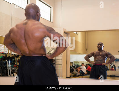 Tech Sgt. Jason Haden, aria di istruzione e di formazione di NCO del comando nella carica di istruttore e assegnazioni di supporto, le pratiche in posa di specchio alla Rambler Centro Fitness su base comune San Antonio-Randolph ott. 24, 2016. Lo scopo di posa è per i concorrenti di presentare il loro fisico i suoi punti di forza per i giudici e intrattenere il pubblico. Foto Stock