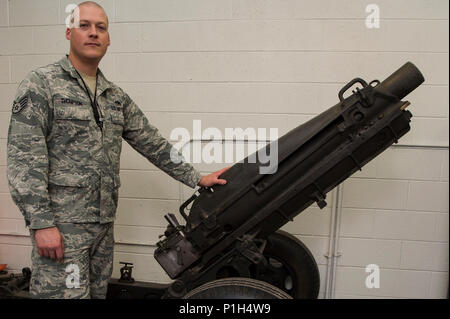 Il personale Sgt. Bryan Thompson, novantesimo munizione squadrone munizioni operazioni NCO in carica, sorge accanto a un M1 Pack obice cannone di artiglieria a F.E. Warren Air Force Base, Wyo., Ottobre 31, 2016. Questo è l'ultimo residuo di active duty Air Force cannone di artiglieria ancora in uso oggi in occasione di cerimonie ufficiali sulla base. Il novantesimo MUNS missione è di permettere la dissuasione nucleare mantenendo pronti per il combattimento di munizioni in difesa della libertà a livello globale in modo sicuro, in modo efficace e sicuro. (U.S. Air Force photo by Staff Sgt. Christopher Ruano) Foto Stock
