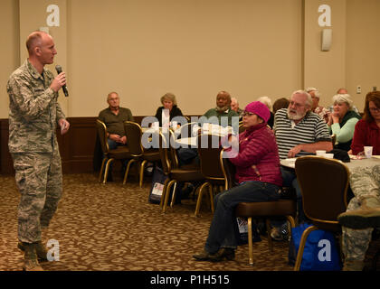 Col. Ryan Samuelson, 92Air Refuelling Wing Commander, parla ai pensionati durante il discorso di apertura al pensionato apprezzamento evento della durata di un giorno il 14 ottobre 2016, presso il Red Morgan Centro a Fairchild Air Force Base, nello Stato di Washington "Voi siete una parte importante della nostra comunità, siete una parte importante della nostra base e una parte importante del nostro patrimonio" Samuelson detto. "Grazie per il vostro servizio, questo giorno è per voi." (U.S. Air Force foto/Airman 1. Classe Taylor Shelton) Foto Stock