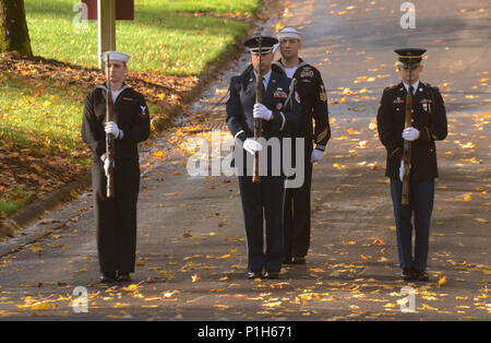 Oregon Air National Guard Tech. Sgt. Justin Meininger (centro) è parte di un giunto funerali Militare Guardia d'onore la cottura parte team composto CON GLI STATI UNITI Navy Reservist tecnico dei sistemi informativi aziendali di terza classe Swallow-Jones Tyler (sinistra) e Master-at-Arms Petty Officer 1. Classe Noel Flynn (centro-destra) come pure la Oregon Esercito Nazionale Spec. Anthony VanLaarhoven (destro) presente un fucile salute nel corso di un procedimento formale di servizio militare a Willamette Cimitero Nazionale, Portland, Ore., 28 ottobre 2016. (U.S. Air National Guard foto di Tech. Sgt. John Hughel, 142th Fighter Wing Affari pubblici) Foto Stock