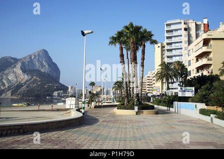 Spagna - Valencia regione autonoma - Marina Alta (distretto) - Alicante. Calpe / Calp; Paseo Marítimo Junto a la playa de Levante o de La Fossa y Peñon de Ifach. Foto Stock