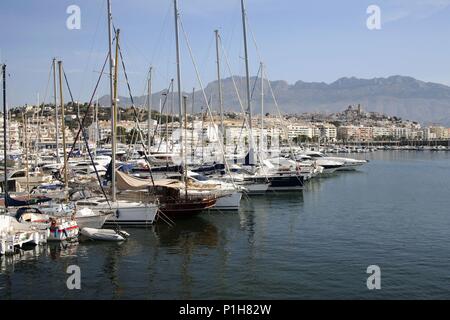 Spagna - Valencia regione autonoma - Marina Baixa (distretto) - Alicante. Altea; Puerto deportivo y pueblo. Foto Stock