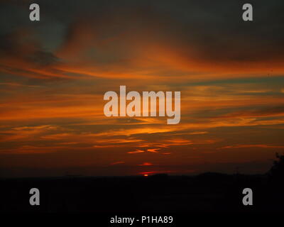 Sunset, Bedfordshire, Regno Unito, vicino a Milton Keynes, nuvole arancione Foto Stock