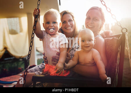 Felice madri aventi grande tempo con i loro figli Foto Stock