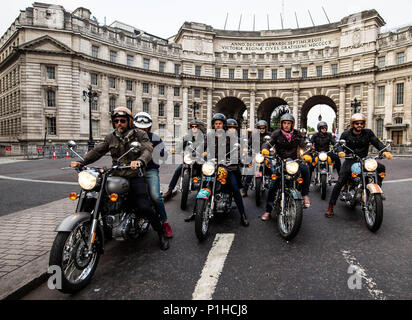 I Concours d'Elephant della Famiglia degli Elefanti sono composti da una flotta personalizzata di biciclette Royal Enfield, vetture Ambassador e un tuk tuk che si sfilano attraverso l'Admiralty Arch durante la fotocall a Londra. PREMERE ASSOCIAZIONE foto. Data foto: Martedì 12 giugno 2018. Una flotta personalizzata di 12 vetture Ambassador, otto moto Royal Enfield, un tuk tuk e un Gujarati Chagda ha costituito il â Concours˜d'Elephant' - una cavalcata di veicoli ispirati al designer, per la prima parte indiani - mentre trenta sculture di elefanti splendidamente decorate saranno sentinella attraverso la capitale, ambasciatori per i loro cugini Foto Stock