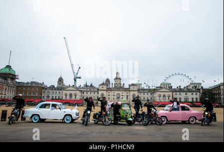 I Concours d'Elephant della Famiglia degli Elefanti sono composti da una flotta personalizzata di biciclette Royal Enfield, vetture Ambassador e un tuk stand per salutare le Horse Guards durante la fotocall a Londra. PREMERE ASSOCIAZIONE foto. Data foto: Martedì 12 giugno 2018. Una flotta personalizzata di 12 vetture Ambassador, otto moto Royal Enfield, un tuk tuk e un Gujarati Chagda ha costituito il â Concours˜d'Elephant' - una cavalcata di veicoli ispirati al designer, per la prima parte indiani - mentre trenta sculture di elefanti splendidamente decorate saranno sentinella attraverso la capitale, ambasciatori per i loro cugini Foto Stock