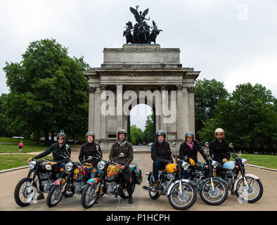 (Da sinistra a destra) Hugh Francis Anderson che guida la Krazy Horse bike, Jeremy Taylor che guida la Dan Baldwin bike, Sam Pelly che guida la Boyarde bike, Michael Mann che guida la Belstaff bike, Simon de Burton che guida la House of Hackney bike e Tommy Clarke che guida la bici Luke Edward-Hall & Saloni compongono la flotta Royal Enfield personalizzata di fronte al Wellington Arch per il raid all'alba di â€˜Concours d'Elephant della famiglia Elephant durante la fotocall a Londra. PREMERE ASSOCIAZIONE foto. Data foto: Martedì 12 giugno 2018. Una flotta personalizzata di 12 vetture Ambassador, otto moto Royal Enfield, un Foto Stock