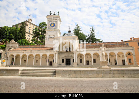 Piazza della Libertà (Piazza della Libertà) & Torre dell'Orologio a Udine, Italia. Foto Stock