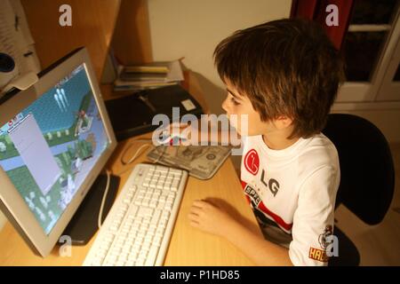 Spagna - Catalogna - Vallès Oriental (distretto) - Barcellona. niño jugando a través de internet. Foto Stock