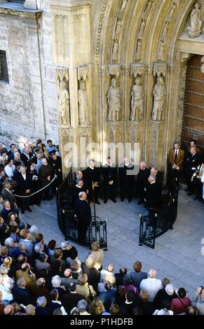 'Tribunal de las Aguas' ('Acqua Corte' - una tradizione medioevale) nella parte anteriore dell'Apostolo il gateway della cattedrale a VI della riunione di giovedì. Foto Stock