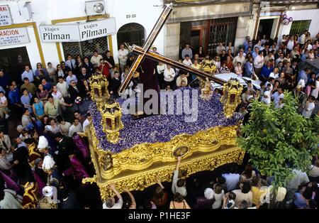 Spagna - Andalusia - La Vega (distretto di Sevilla) - Siviglia. semana santa (viernes), Cofradía de La " O ", nazarenos en c/ Castilla, Triana. Foto Stock